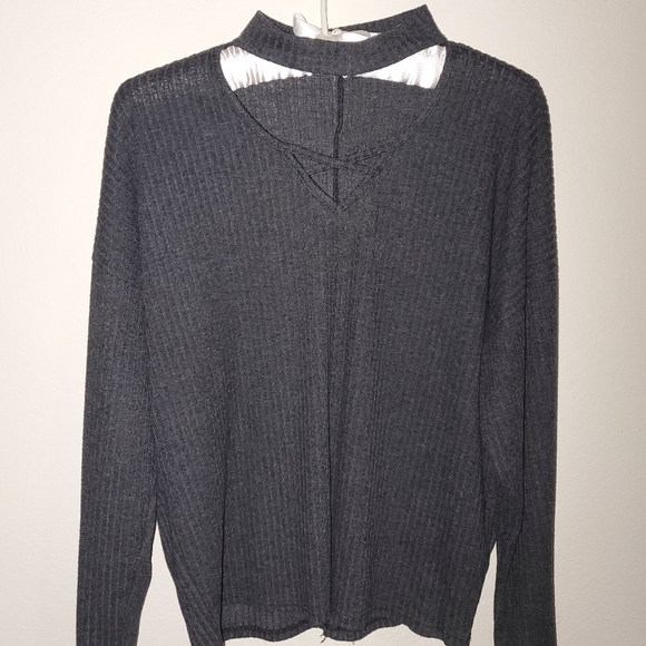Vaneul | choker sweater with criss cross detail - Picture 6 of 6